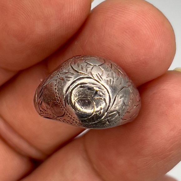 Sterling Silver 925 Vintage Siam Hand Engraved Dome Ring Sz 4 - Picture 4 of 5